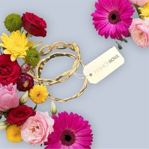 Fashion Nova Gold Twisted bracelet